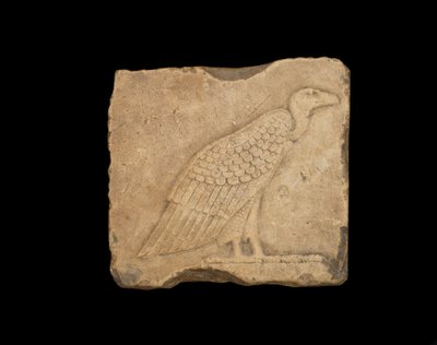 Ett block med en stående gam på ena sidan och en uggla på andra sidan, båda i lågrelief, ptolemaisk period, 305-30 f.Kr. (kalksten) av Egyptian Ptolemaic Period