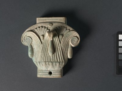 Box (Pyxis) i form av ett sammansatt kapital, 305-30 f.Kr. (blek robins-ägg blå fajans) av Egyptian Ptolemaic Period