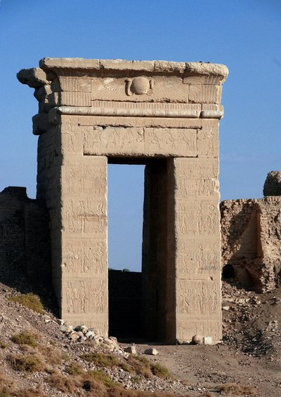 Egyptisk antiken: Utsikt över bågen av norra porten, Hathortemplet, Dendera, Egypten av Egyptian Ptolemaic Period
