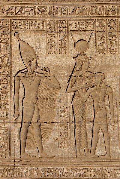 Egyptisk antikvitet: romersk mammisi till minne av födelsen av Ihy, Hathors son - Detalj av reliefer och hieroglyfer: gudinnan Isis - Hathor som ammar sin son Ihi (Ihy) och bakom henne en annan bild av Ihi med ett finger i munnen som indikerar att det är a av Egyptian Ptolemaic Period