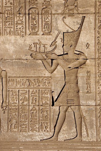 Egyptisk antikvitet: romersk mammisi till minne av födelsen av Ihy, son till Isis - Detalj av reliefer och hieroglyfer, Hathors tempel, Denderah, Egypten - Egyptisk civilisation: en man som bär en symbolisk bark, detalj av en romersk mammisi, till minne av av Egyptian Ptolemaic Period