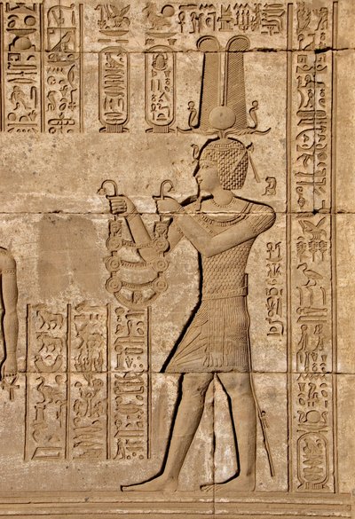 Egyptisk antikvitet: Romersk mammisi till minne av födelsen av Ihy, son till Isis - Detalj av reliefer och hieroglyfer: Kejsar Trajanus bär offer till gudinnan Hathor - Hathors tempel, Denderah, Egypten - Egyptisk civilisation: Kejsar Trajanus bär av Egyptian Ptolemaic Period