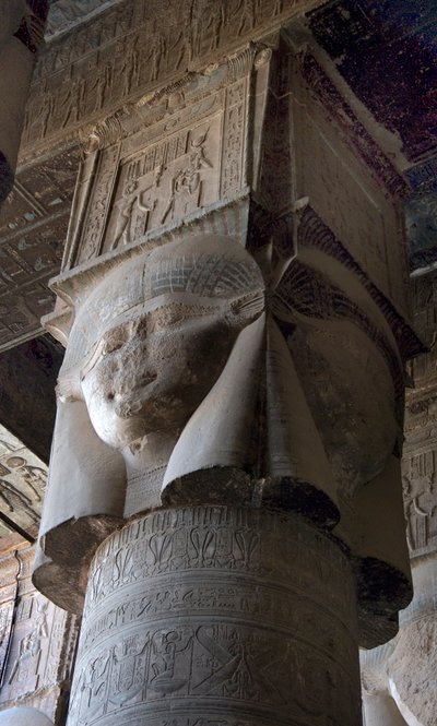 Egyptisk antiken: huvudstad av kolonner dekorerad med representationen av gudinnan Hathor. Hathors tempel, Dendera, Egypten av Egyptian Ptolemaic Period