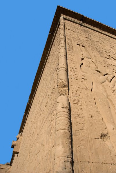 Egyptisk antik: hörnet av templets bakvägg tillägnad gudinnan Hathor (till höger representation av Kleopatra). Dendera, Egypten av Egyptian Ptolemaic Period