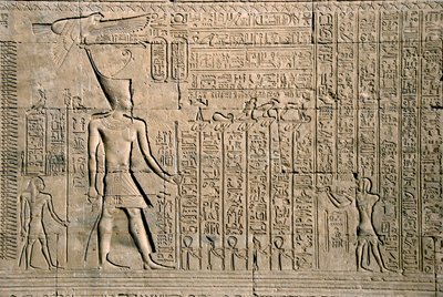 Egyptisk antikvitet: yttre relief med hieroglyfer. Hathortemplet, Denderah, Egypten - Egyptisk civilisation: hierogyfer och figurer ristade på väggen i Hathortemplet (eller Tentyras tempel) i Denderah, byggt under Pepi I:s regering (ca 2250 f.Kr.) - av Egyptian Ptolemaic Period