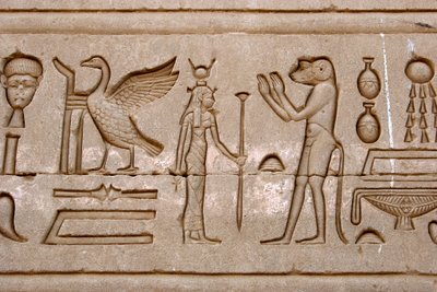 Egyptisk antikvitet: hieroglyfer på den östra väggen av Hathor-templet, Denderah, Egypten - Egyptisk civilisation: hieroglyfer ristade på väggen av Hathor-templet (eller Tentyra-templet) i Denderah, byggt under Pepi I:s regeringstid (ca 2250 f.Kr.) - Dende av Egyptian Ptolemaic Period