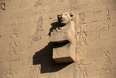 Egyptisk antik: lejonhuvudgargoyle, Hathors tempel, Dendera, Egypten av Egyptian Ptolemaic Period