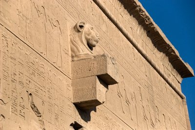 Egyptisk antik: lejonhuvudgargoyle, Hathors tempel, Dendera, Egypten av Egyptian Ptolemaic Period