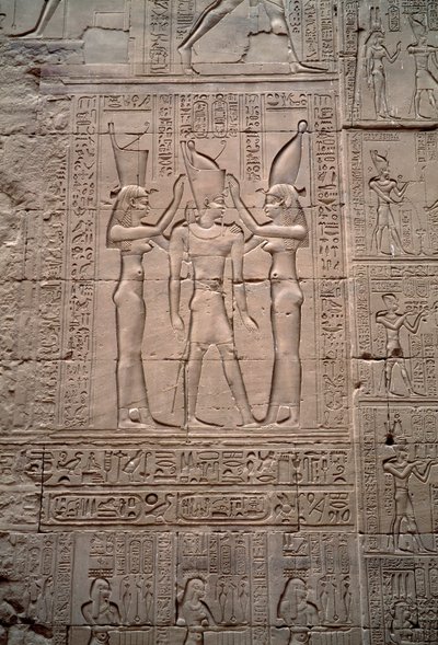 Egyptisk antiken: lågrelief som representerar kröningen av kung Ptolemaios IV. Horus tempel, Edfu, Egypten av Egyptian Ptolemaic Period