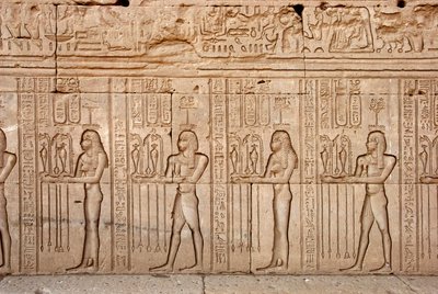 Egyptisk antikvitet: erbjudanden och hyllningar till gudinnan, Hathortemplet, Denderah, Egypten - Egyptisk civilisation: erbjudanden och hyllningar till gudinnan - Figurer ristade på väggen i Hathortemplet (eller Tentyratemplet) i Denderah, av Egyptian Ptolemaic Period