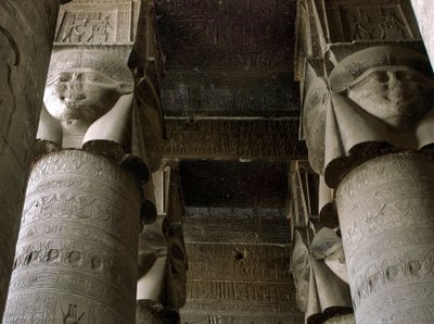 Egyptisk antikvitet: delvis utsikt över hypostilrummet med kolonner dekorerade med representationen av gudinnan Hathor. Hathors tempel, Dendera, Egypten av Egyptian Ptolemaic Period