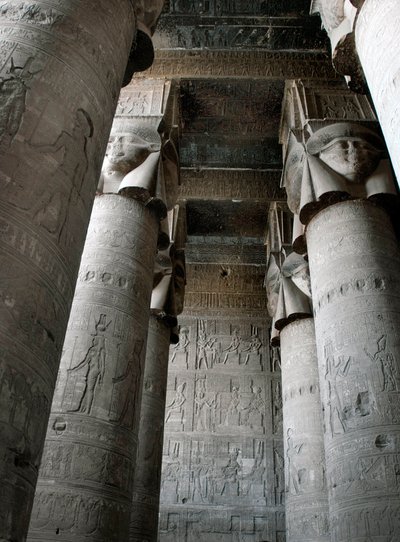 Egyptisk antikvitet: delvis utsikt över hypostilrummet med kolonner dekorerade med representationen av gudinnan Hathor. Hathors tempel, Dendera, Egypten av Egyptian Ptolemaic Period