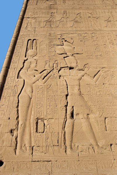 Egyptisk antikvitet: relief från templets bakvägg tillägnad gudinnan Hathor som representerar Cleopatre och Cesarion. Denderah, Egypten av Egyptian Ptolemaic Period