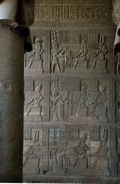 Egyptisk antikvitet: reliefer inuti hypostilrummet i templet tillägnat Hathor, Dendera, Egypten av Egyptian Ptolemaic Period