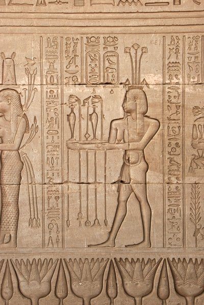 Egyptisk antiken: representation av en man som ger offer som hyllning till gudinnan, Hathors tempel, Dendera, Egypten av Egyptian Ptolemaic Period