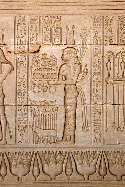 Egyptisk antikvitet: representation av en kvinna som ger offer till gudinnan, Hathortemplet, Denderah, Egypten - Egyptisk civilisation: kvinna som ger offer till gudinnan Hathor - Figur ristad på väggen av Hathortemplet (eller Tentyras tempel) i av Egyptian Ptolemaic Period