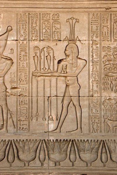 Egyptisk antikvitet: representation av Nilens gud, Hapy och hieroglyfer, Hathortemplet, Denderah, Egypten - Egyptisk civilisation: Nilens gud, Hapy och hieroglyfer ristade på väggen av Hathortemplet (eller Tentyras tempel) i Denderah, av Egyptian Ptolemaic Period