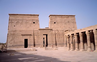 Egyptisk antikvitet: utsikt över ingången till templet Edfu (Edfu) tillägnad den gudomliga Horus och byggt mellan 237 och 57 f.Kr. Egypten av Egyptian Ptolemaic Period