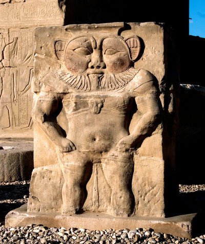 Egyptiska antikviteter: gudomen Bes. Detalj av en lågrelief av templet tillägnat gudinnan Hathor. Hathors tempel, Dendera (Dendera), Egypten av Egyptian Ptolemaic Period