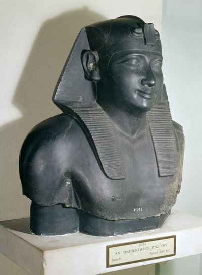 Fragment av en staty i egyptisk stil av Ptolemaios I, 305-283 f.Kr. (basalt) av Egyptian Ptolemaic Period