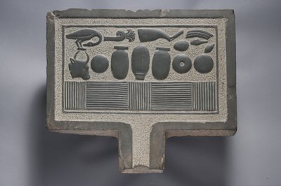 Offerbord (gråvacke) av Egyptian Ptolemaic Period