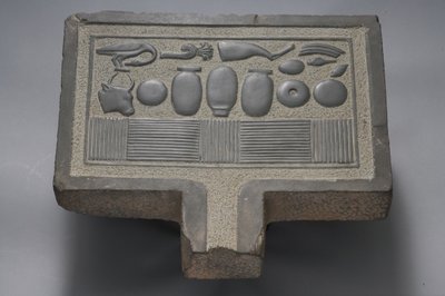 Offerbord (gråvacke) av Egyptian Ptolemaic Period