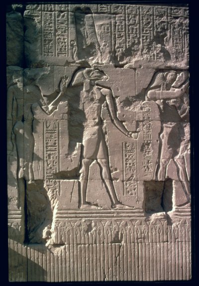 Relief föreställande Khnum, från skärmväggen i Khnumtemplet (kalksten) av Egyptian Ptolemaic Period