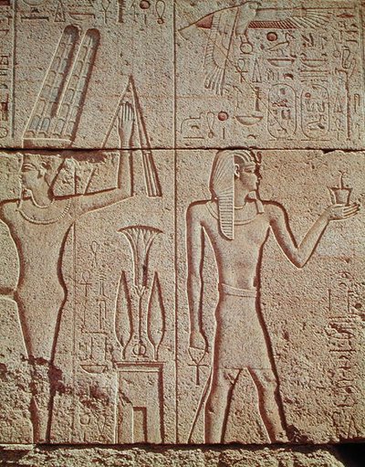 Relief föreställande Philip Arridaeus (323-317 f.Kr.) som håller ett rökelsekar framför Amun med guden Min till vänster, från Philip Arridaeus helgedom, makedonska dynastin av Egyptian Ptolemaic Period