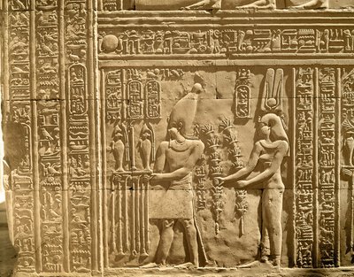 Relief som visar Ptolemaios VIII Euergetes II (Physkon) och Cleopatra III som ger offer till gudarna av Egyptian Ptolemaic Period