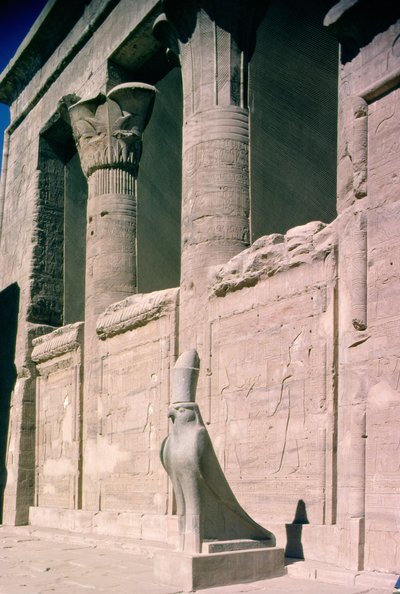 Utsikt över sandstensfasaden av Horustemplet av Egyptian Ptolemaic Period