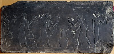 Egyptisk antikvitet: kalkstensplatta med låg relief föreställande pressning av lotusblommor, 8:e till 7:e århundradet f.Kr (relief) av Egyptian School