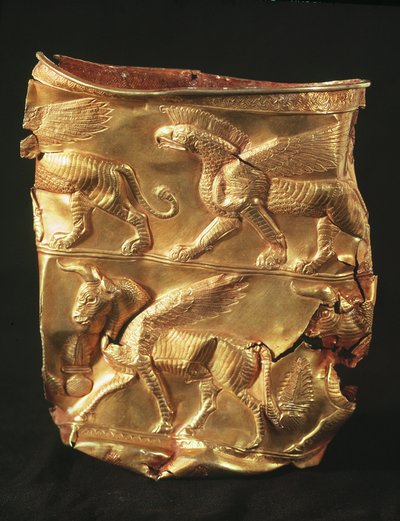 Bägare dekorerad med bevingad tjur och monster med örnhuvuden, från Marlik, Iran (guld) av Elamite
