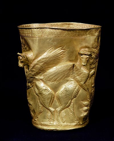 Bägare dekorerad med bevingade tjurar som flankerar ett träd, från Marlik, Iran, ca 1100-1100-talet f.Kr. (guld) (se även 180379) av Elamite