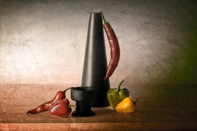 Stiliserat stilleben med peppar av Elena Arjona