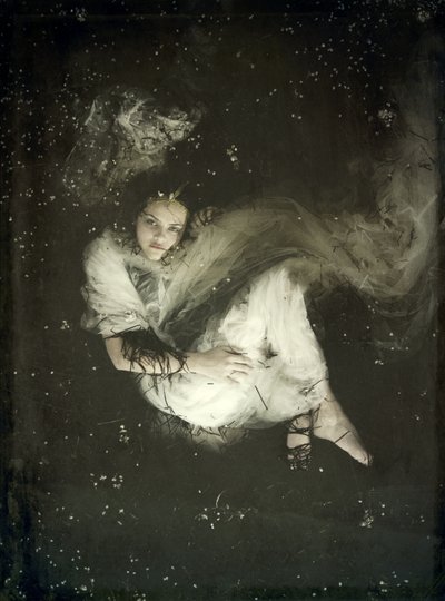 Flytande brud II, 2013 (screentryck) av Elinleticia Högabo