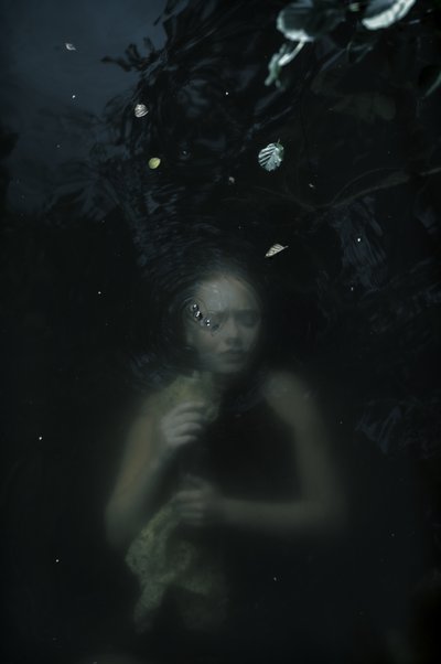 Under ytan, 2016 (screentryck) av Elinleticia Högabo