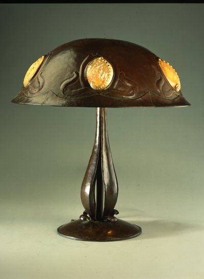 Bordslampa, ca 1910 (koppar- och pärlabaloneskal) av Elizabeth Eaton Burton