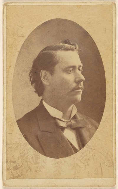 [Oidentifierad man i 3/4 profil, i kvasi-oval stil] av Elliott and Fry