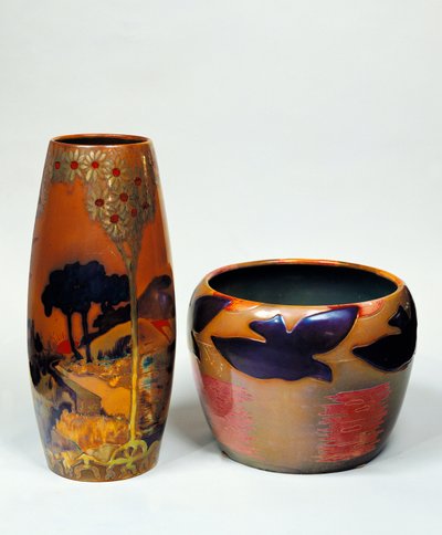 Cameo glasvaser med klotformade kroppar av Emile Galle