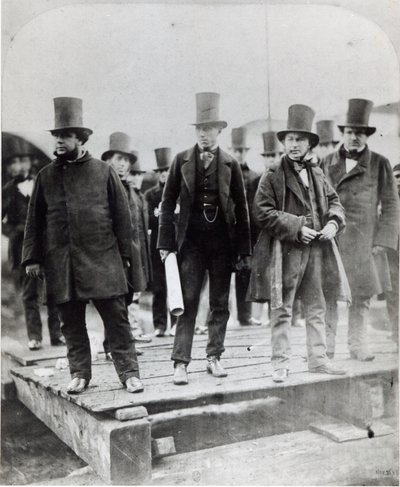 (V till R) John Scott Russell, Henry Wakefield, Isambard Kingdom Brunel och Lord Derby vid lanseringen av SS Great Eastern av English Photographer