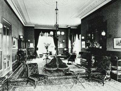 Addison Road 18: salongen, 1890 av English Photographer