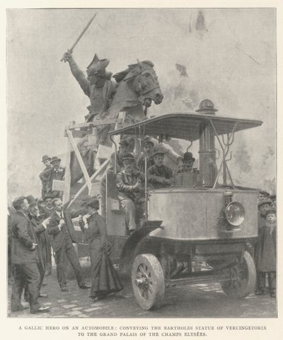 En gallisk hjälte på en bil som förmedlar Bartholdi-statyn av Vercingetorix till Grand Palais på Champs Elysees av English Photographer
