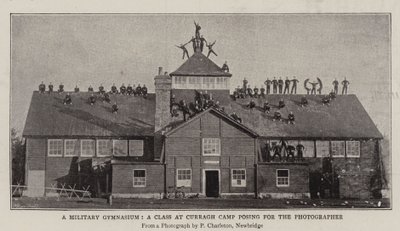 Ett militärgymnasium, en klass på Curragh Camp poserar för fotografen av English Photographer