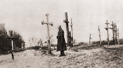 En rysk soldat vid en vapenkamrats grav under första världskriget, från The Illustrated War News, 1915 av English Photographer