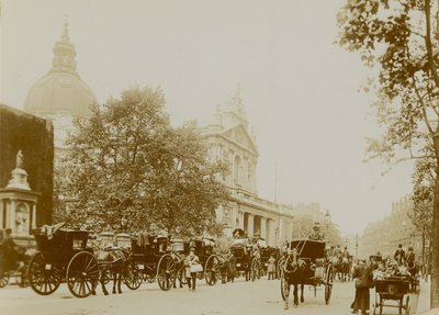 En livlig gatubild med Brompton Oratory av English Photographer