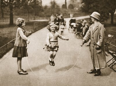 En flicka som hoppar i Hyde Park eller Kensington Gardens, från Wonderful London, publicerad 1926-27 (fotogravyr) av English Photographer