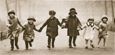 En rad välklädda barn som springer i Hyde Park, från Wonderful London, publicerad 1926-27 (fotogravyr) av English Photographer