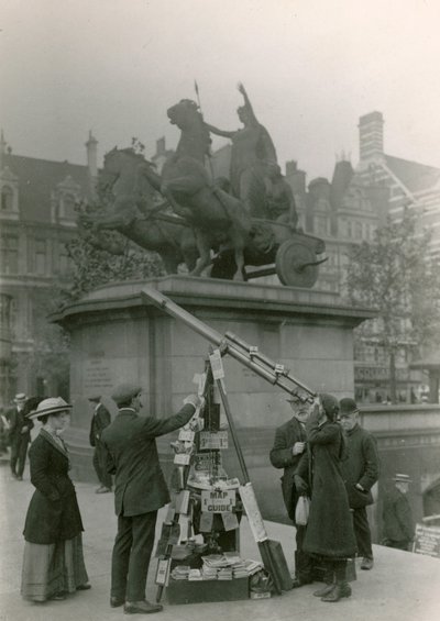 En man som säljer utsikt genom ett teleskop av English Photographer