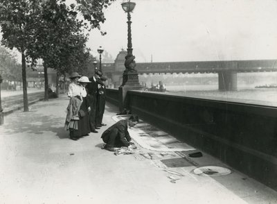 En trottoarkonstnär på banvallen av English Photographer