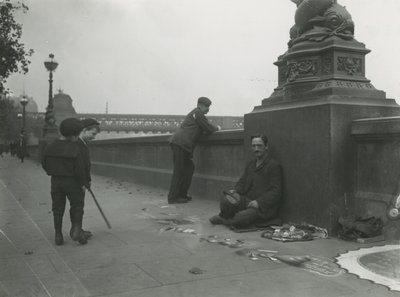 En trottoarkonstnär på banvallen av English Photographer